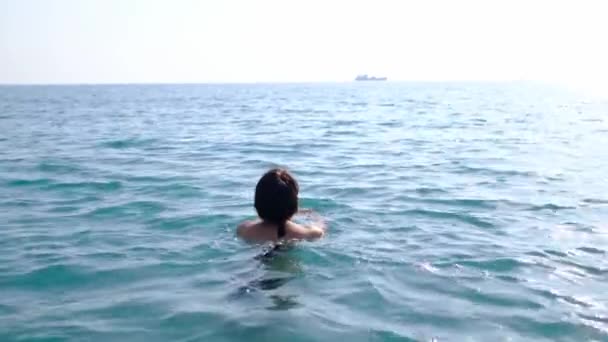 Humor Verão Relaxamento Beira Mar Riviera Turca Slow Jovem Mulher — Vídeo de Stock