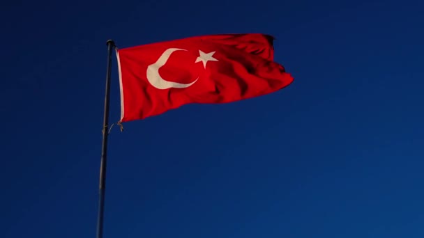 Törökország Nagy Fényes Zászlója Lobogott Zászlórúdon Magasan Föld Felett Kék — Stock videók