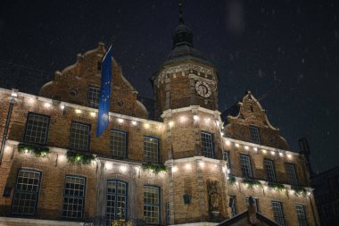 Düsseldorf Belediyesi ve Marktplatz Noel Pazarı 'nın karlı Noel ağacı manzarası. Resim hafif kar yağışı sırasında, sansasyonel bir gece gökyüzü ile çekildi..