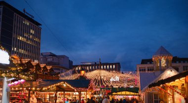 Essen. GERÇEK. 13 Aralık 2022 'de. Almanya 'daki Noel pazarı. Noel 'i kutluyoruz. Işıklar, atlı karınca, şehir merkezindeki markette küçük evler, inanılmaz yiyecek seçimi..