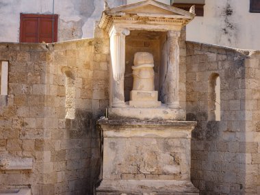 Rodos, Yunanistan - 21 Nisan 2023: Rodos Arkeoloji Müzesi. Antika heykellerin ve müzenin diğer sergilerinin detayları.