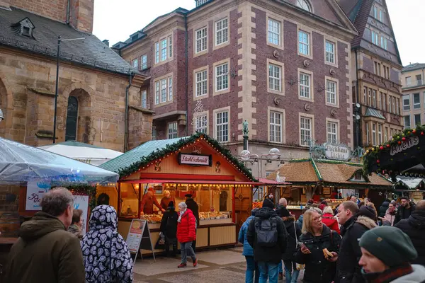도르트문트 2022 성탄절 Xmas Holiday 시장에 집들이 놀라운 음식을 선택하고 — 스톡 사진