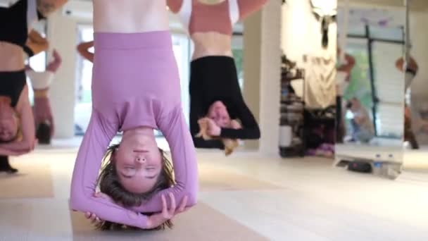 Volez Les Femmes Yoga Suspendues Envers Dans Hamac Intérieur Portrait — Video