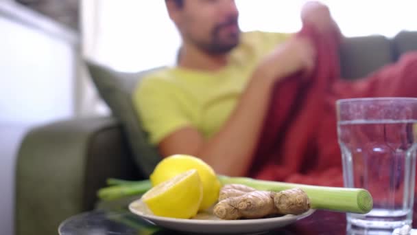 Jengibre Limón Cebolla Diferentes Drogas Mesa Hombre Enfermo Fondo Remedios — Vídeo de stock