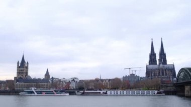 Köln Katedrali ve Ren 'deki Hohenzollern Köprüsü ve Köln, Almanya' da kış bulutlu bir günde şehrin ufuk çizgisi. Seyahat işaretleri ve geleneksel tatiller