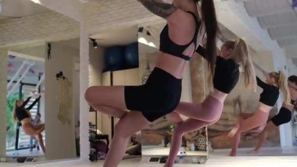 Cours Yoga Mouche Groupe Féminin Accroché Aux Hamacs Fly Yoga — Video