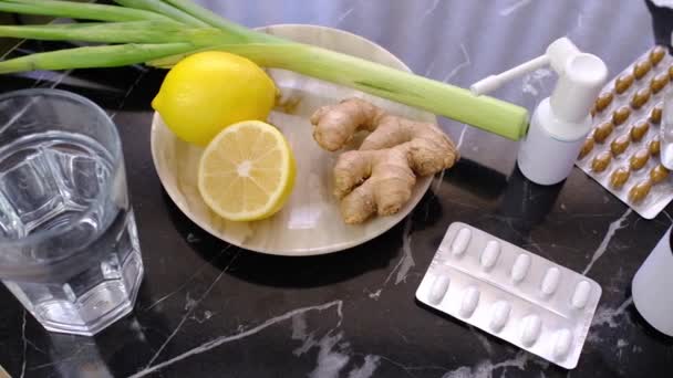 Gingembre Citron Oignon Différents Médicaments Sur Table Sur Fond Malade — Video