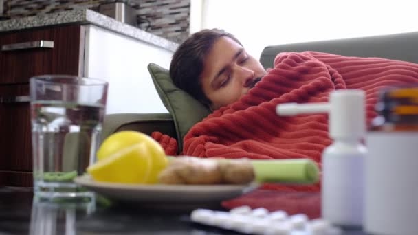 洋葱和不同的药物在桌子上的背景病人 治疗感冒和流感的替代疗法和传统药丸 病人被红毯包裹在背景里 — 图库视频影像