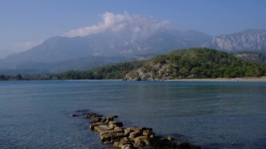 Türkiye, Phaselis 'e gezi, plajı ve şehir kalıntıları olan antik liman kenti. macera, aktif tatiller ve eko turizm konsepti. Lycian Yolu Türkiye 'de uzun ve popüler bir rotadır