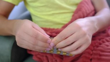 Erkek eli su toplayan torbalardan hap alır. Erkek elinin üzerine beyaz tablet dök. Elinde tıbbi doz hapı var. Grip, yetişkin, soğuk algınlığı, hastalık, virüs, ağır çekim hapları.