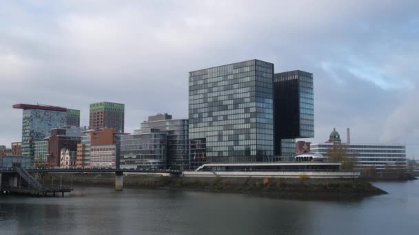 冬季阴天 莱茵河上的Medienhafen Dusseldorf媒体港 威斯特法伦 现代办公大楼 — 图库视频影像