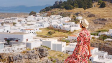 Güzel Mutlu Kadın Yunan Adaları 'nın tadını çıkarıyor. Yunanistan 'a seyahat, turizm sezonu dışında Akdeniz adaları. Deniz tatil köyü ve dağdaki eski kasaba Lindos 'un göz kamaştırıcı manzarasıyla eğleniyoruz.