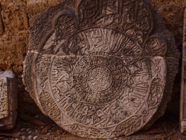 Rodos, Yunanistan - 21 Nisan 2023: Rodos Arkeoloji Müzesi. Antika heykellerin ve müzenin diğer sergilerinin ayrıntıları, müzenin arka bahçesi sultanlar inşaatın bir parçası, Osmanlı işgali dönemi.