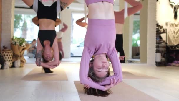 Vola Donne Yoga Appese Testa Giù Amaca Chiuso Ritratto Giovane — Video Stock