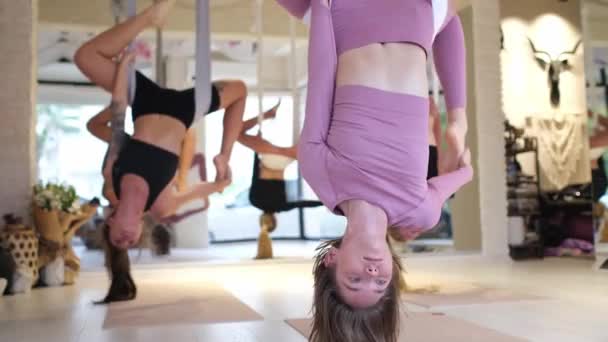 Volez Les Femmes Yoga Suspendues Envers Dans Hamac Intérieur Portrait — Video