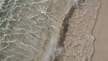 Güneş ışınları ve güneş ışığı, su yüzeyindeki dalgaların su altındaki yansıması. Arka plandaki okyanus manzarası yavaşlıyor.