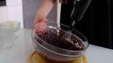 Karışık yumurta, un ve şeker kek ya da fırın için hazırlanır. Brownie yapma süreci. Cam kasede karıştırıcı malzemeler..