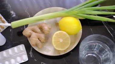 Zencefil, limon, soğan ve arka plandaki hasta adamın üzerinde farklı uyuşturucular. Alternatif ilaçlar ve soğuk algınlığı ve grip tedavisi için geleneksel haplar. Doğal tıp geleneksel tıp kavramına karşı.