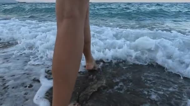 夏の気分 トルコリビエラの海によるリラクゼーション 夏の海岸を歩く女性の低いセクションの美しいシーン — ストック動画