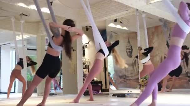 Vliegen Yoga Klas Vrouwelijke Groep Opknoping Hangmatten Vliegyoga Luchtstretching Luchtyoga — Stockvideo