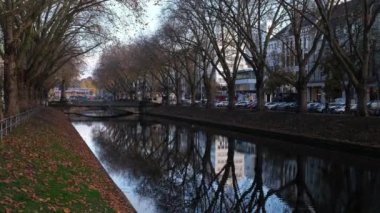 Konigsallee, Düsseldorf 'ta kış günü ünlü bir alışveriş merkezi. Düsseldorf, Almanya 'nın en büyük 7. şehridir..