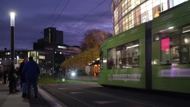 Düsseldorf Tyskland December 2022 Kvällsrörelse Centrum Kollektivtrafik Människor Som Korsar — Stockvideo