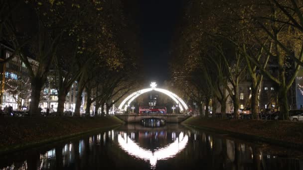 Königsallee Oder Königsallee Düsseldorf Der Winterweihnachtsnacht Nachtansicht Des Berühmten Düsseldorfer — Stockvideo