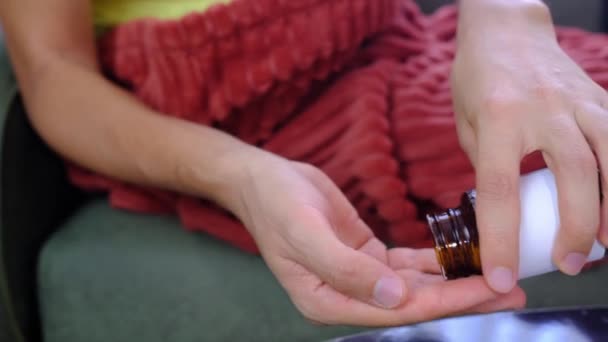 Dorosły Chory Człowiek Trzymać Tabletki Rękę Wylewanie Kapsułek Butelki Leków — Wideo stockowe