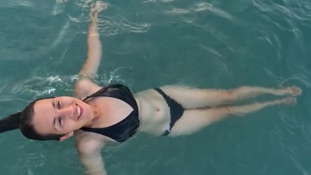 Starea Spirit Vară Relaxare Mare Riviera Turciei Femeie Tânără Frumoasă — Videoclip de stoc