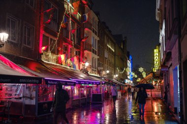 Düsseldorf 'ta. GERÇEK. 13 Aralık 2022 'de. Almanya 'da Noel. Noel piyasa ruhu. Noel 'i kutluyoruz. Işıklar, atlı karınca, şehir merkezindeki markette küçük evler, inanılmaz yiyecek seçimi.