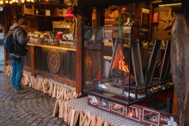 Dortmund. GERÇEK. 13 Aralık 2022 'de. Noel piyasa ruhu. Noel 'i kutluyoruz. Işıklar, atlı karınca, şehir merkezindeki markette küçük evler, inanılmaz yiyecek seçimi..