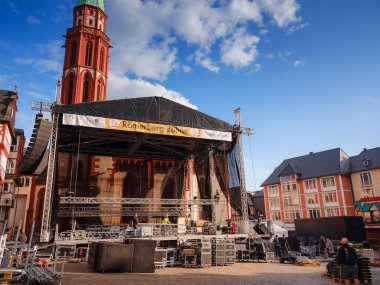 Frankfurt am Main, Almanya - 5 Mayıs 2023: Alman şehrinin güzel merkezi, tarihi bölgede gelecek etkinlik, sahne ve konser - kentte tatil hazırlığı