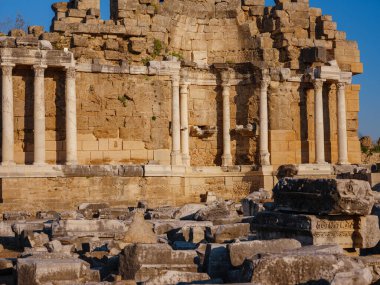 Türkiye 'nin Antalya kıyısındaki Antik Kenti' ne düşük turizm sezonunda gitmek. Antik çağlardaki en önemli liman şehri Pamphylia 'ydı..
