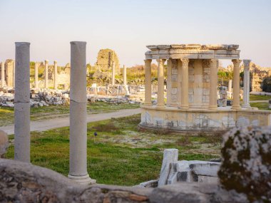 Türkiye 'nin Antalya kıyısındaki Antik Kenti' ne düşük turizm sezonunda gitmek. Antik çağlardaki en önemli liman şehri Pamphylia 'ydı..