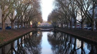 Konigsallee, Düsseldorf 'ta kış günü ünlü bir alışveriş merkezi. Düsseldorf, Almanya 'nın en büyük 7. şehridir..