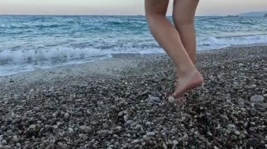 Yaz havası, Türk Rivierası 'nda deniz kenarında dinlenme. Yazın okyanus sahilinde yürüyen bir kadının güzel sahnesi..