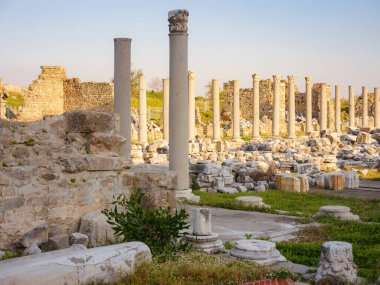 Türkiye 'nin Antalya kıyısındaki Antik Kenti' ne düşük turizm sezonunda gitmek. Antik çağlardaki en önemli liman şehri Pamphylia 'ydı..
