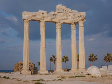 Türkiye 'nin Antalya kıyısındaki Antik Kenti' ne düşük turizm sezonunda gitmek. Apollo Tapınağı 'nın yıkıntıları