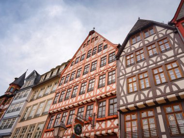 Frankfurt am Main, Almanya - 5 Mayıs 2023: güzel tarihi bölge - Frankfurt 'taki Roemerberg Meydanı Almanya' nın beşinci büyük şehridir..