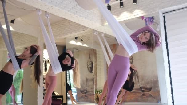 Yoga Dersi Hamaklarda Takılan Kadın Grubu Sinek Yogası Hava Yogası — Stok video