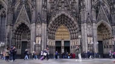 Köln Katedrali ve kış bulutlu bir günde turistler, Köln, Almanya. Seyahat işaretleri ve geleneksel tatiller