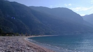 Oludeniz 'den Fethiye' ye, Lycian patikasından. Türkiye 'de seyahat. Uçan ve dağlara inen olağanüstü paraglider.