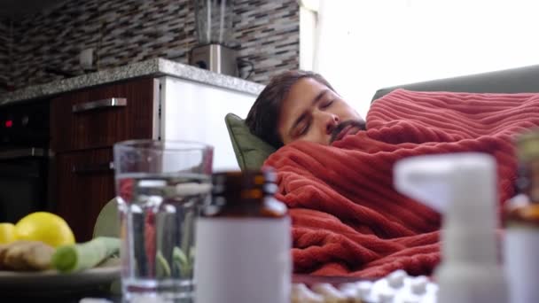 ジンジャー レモン タマネギ バックグラウンド病人のテーブル上のさまざまな薬 風邪やインフルエンザを治療するための代替療法と伝統的な丸薬 病気の男は 背景に赤い毛布に包まれました — ストック動画