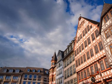 Frankfurt am Main, Almanya - 5 Mayıs 2023: güzel tarihi bölge - Frankfurt 'taki Roemerberg Meydanı Almanya' nın beşinci büyük şehridir..