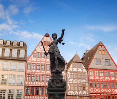 Frankfurt am Main, Almanya - 5 Mayıs 2023: Güzel ikonik Romerberg meydanı ve ortaçağ tarihi yapıları olan Adalet Heykeli, Frankfurt eski kasaba meydanı