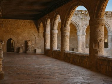 Rodos, Yunanistan - 21 Nisan 2023: Rhodes Town Arkeoloji Müzesi 'ndeki antik kalıntılar. Müzedeki güzel eski sütunlar ve güneş ışığı