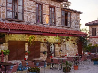 Türkiye 'nin Antalya kıyısındaki Antik Kenti' ne düşük turizm sezonunda gitmek. Dar sokaklardaki geleneksel Türk evleri. İnsansız bir akşam.