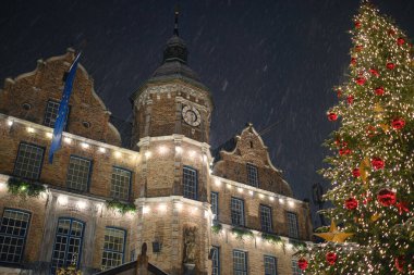 Düsseldorf Belediyesi ve Marktplatz Noel Pazarı 'nın karlı Noel ağacı manzarası. Resim hafif kar yağışı sırasında, sansasyonel bir gece gökyüzü ile çekildi..