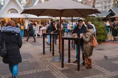 Parfüm. GERÇEK. 13 Aralık 2022 'de. Noel piyasa ruhu. Noel 'i kutluyoruz. Işıklar, atlı karınca, şehir merkezindeki markette küçük evler, inanılmaz yiyecek seçimi..