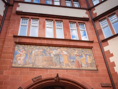 Frankfurt am Main, Almanya - 5 Mayıs 2023: Merdivenleri, balkonu ve portreleri olan ortaçağ belediye binası. Güzel antik bir binanın detayları.